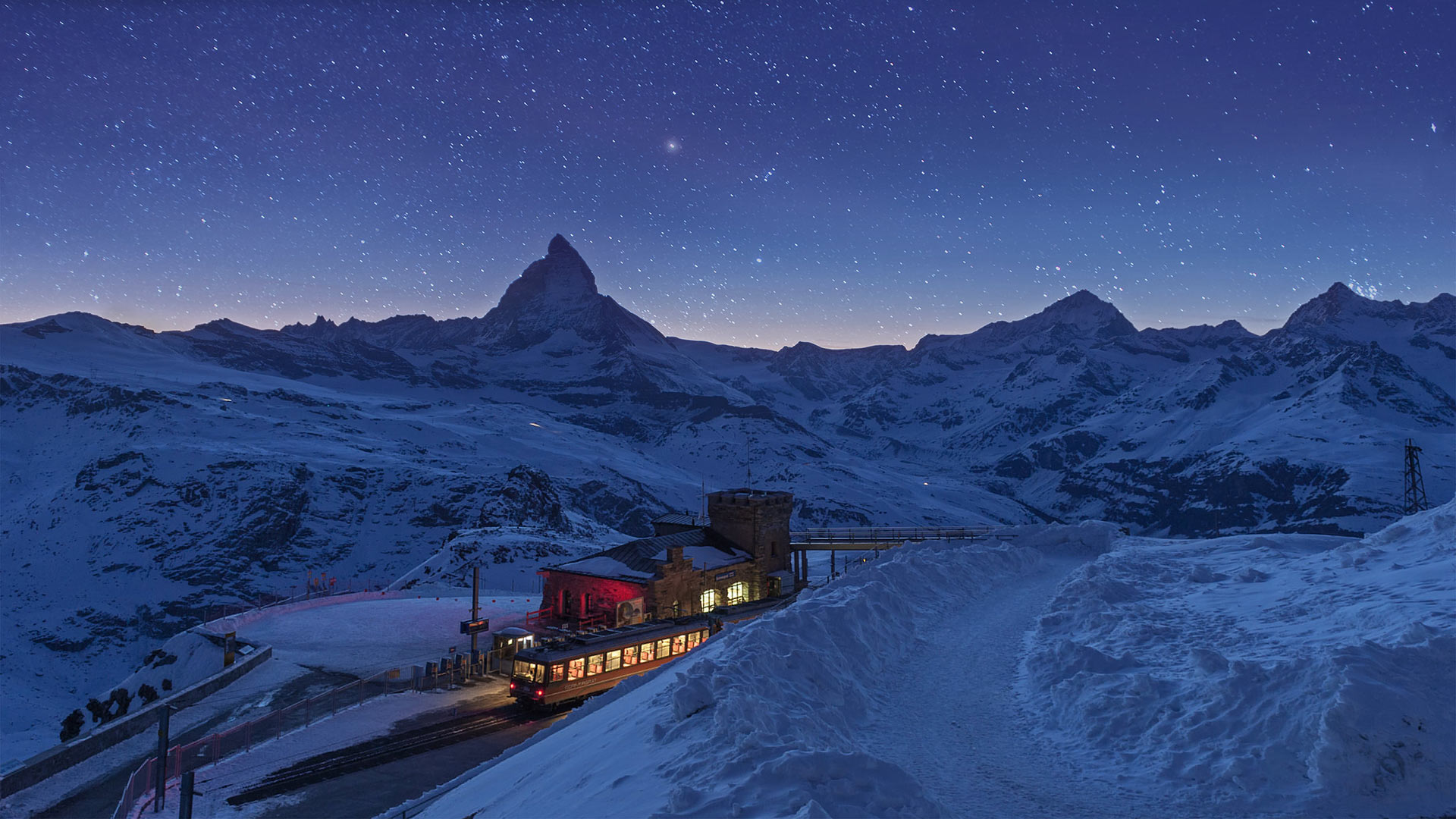 必应壁纸:戈尔内格拉特火车站和马特洪峰，瑞士采尔马特 (© coolbiere photograph/Getty Images)