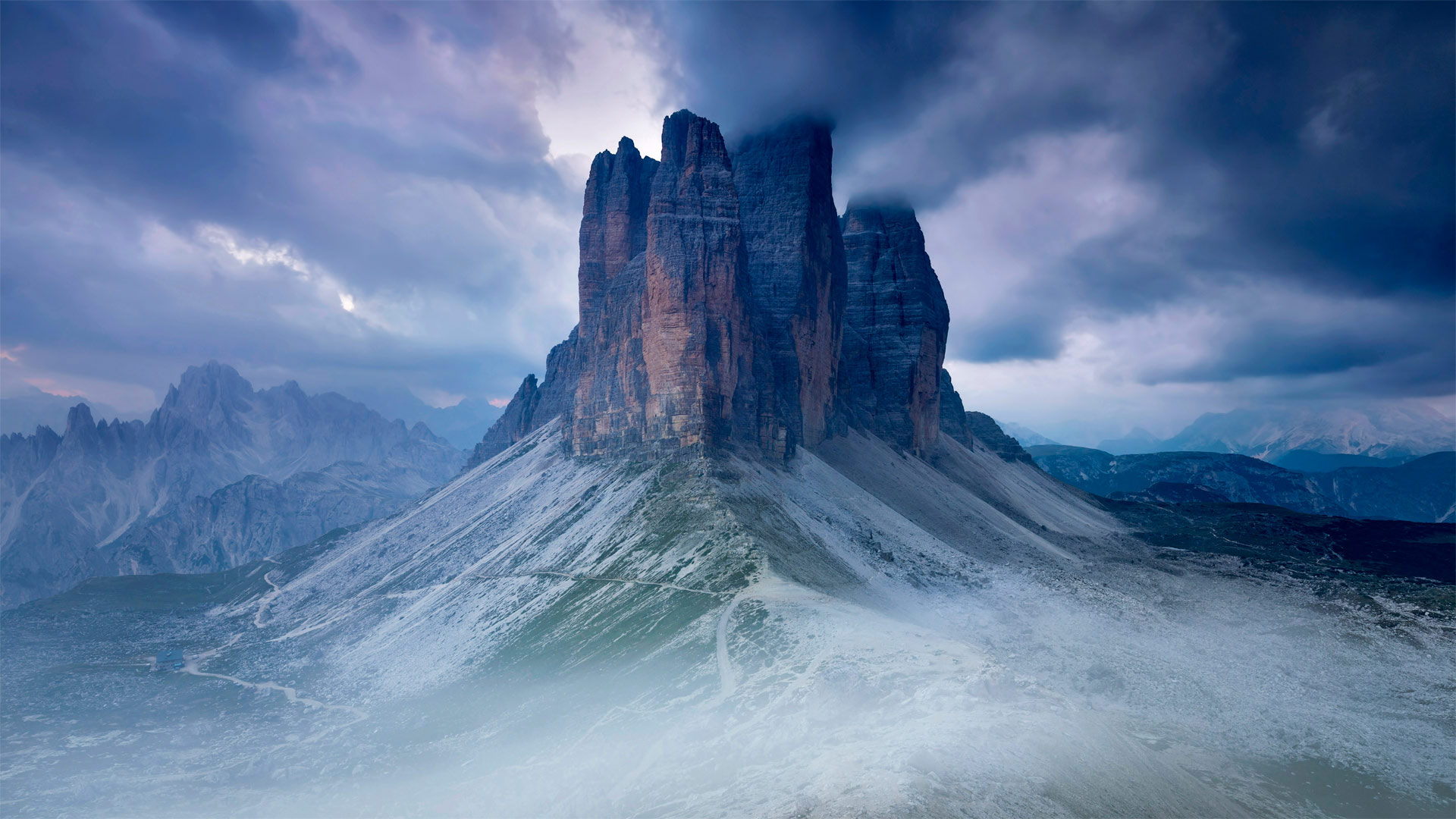 必应壁纸:从环绕山峰的小径最高点看到的拉瓦莱多三峰山，意大利 (© AWL Images/Danita Delimont)