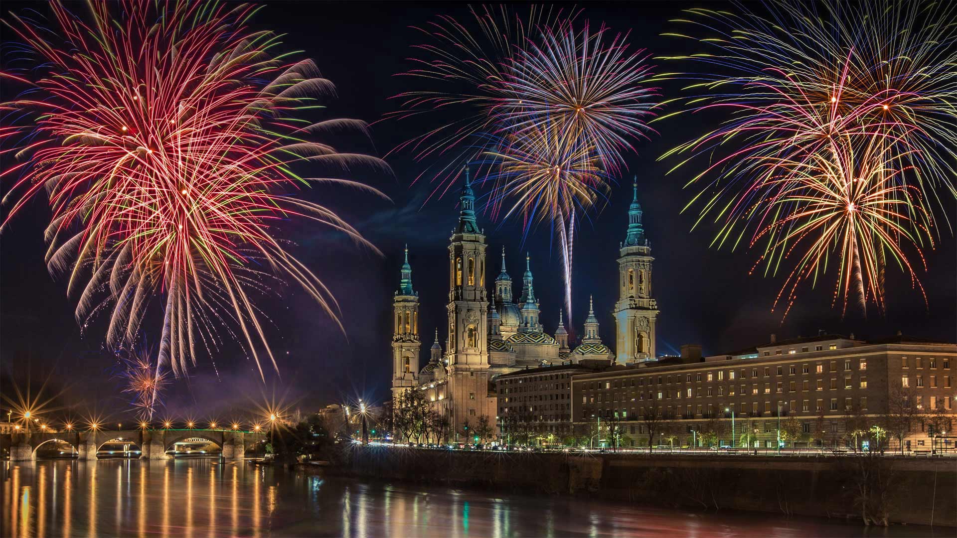 必应壁纸:跨年庆典中燃放的烟花，西班牙萨拉戈萨 (© Martina Badini/Shutterstock)