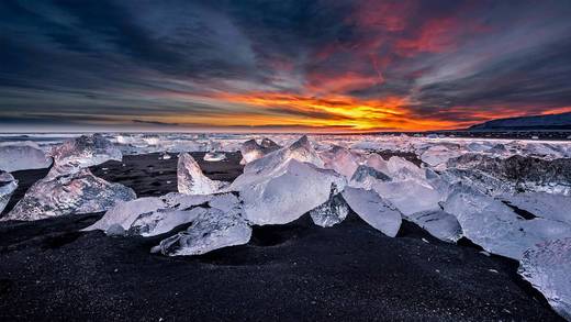 冰河湖对面的钻石冰沙滩，冰岛 (© surangaw/Getty Images)_必应壁纸
