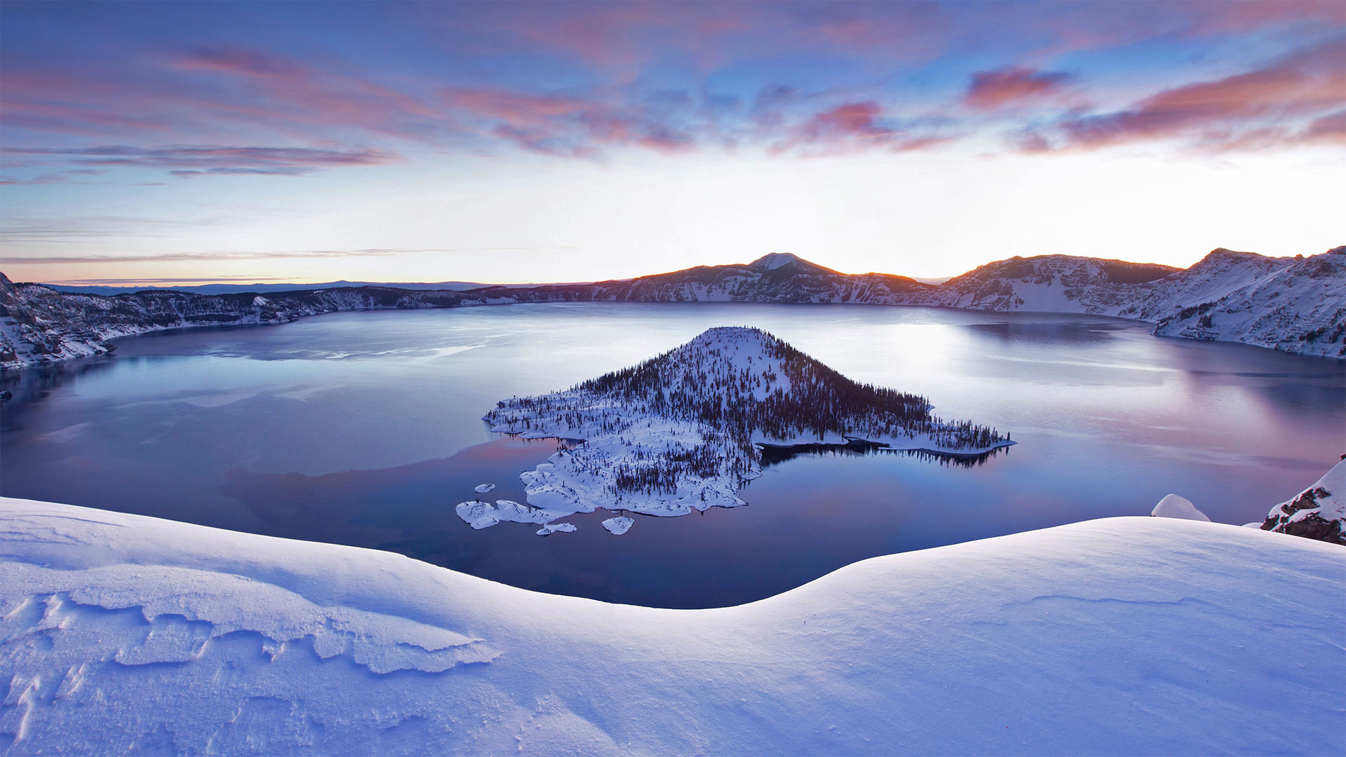 必应壁纸:火山口湖，俄勒冈州 (© Steve Bloom Images/Alamy)