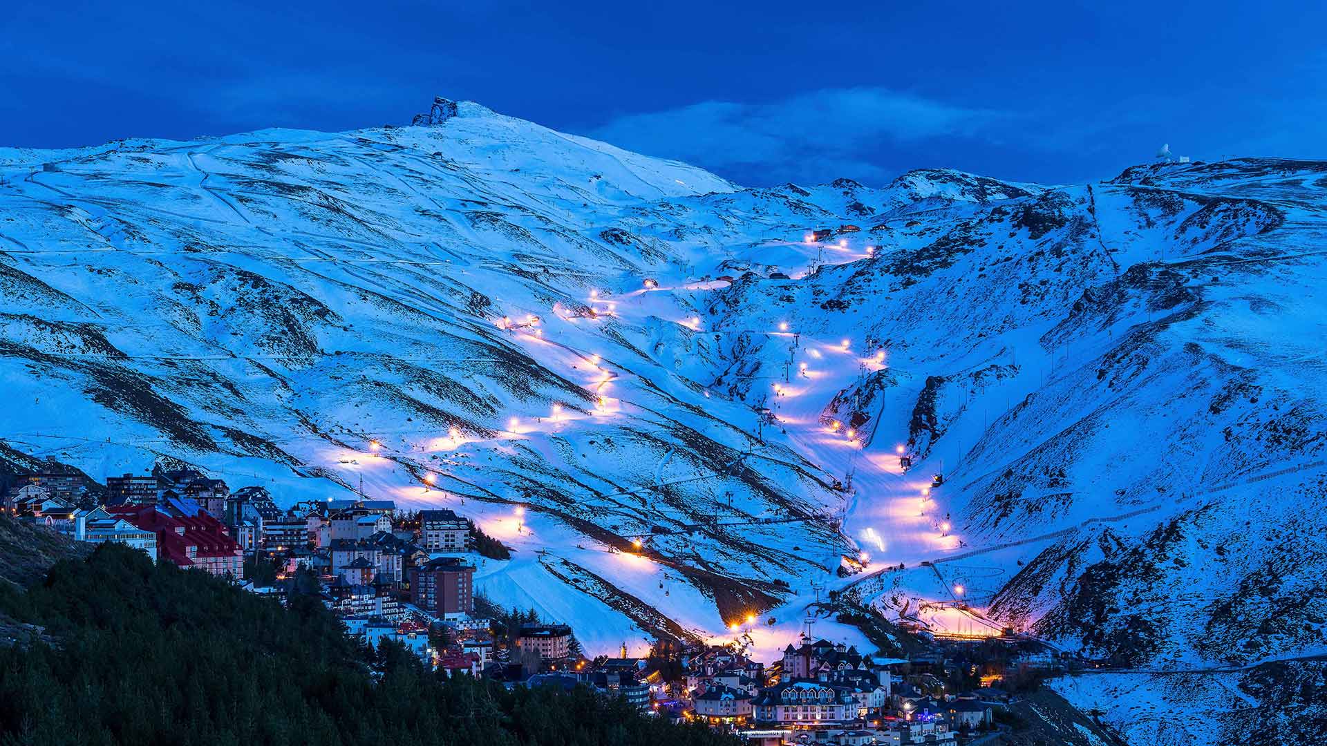 必应壁纸:Pradollano滑雪站，西班牙内华达山脉国家公园 (© NTCo/iStock/Getty Images Plus)