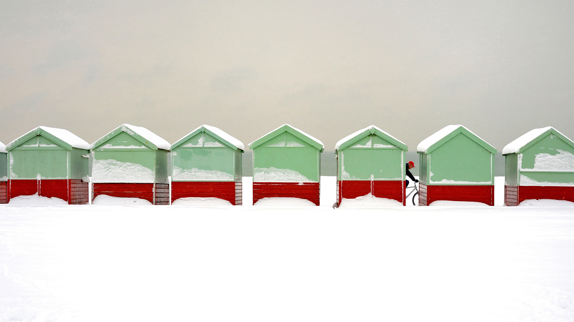 必应壁纸:布莱顿-霍夫被雪覆盖的海滩小屋，英国 (© Tim Jones/Alamy)