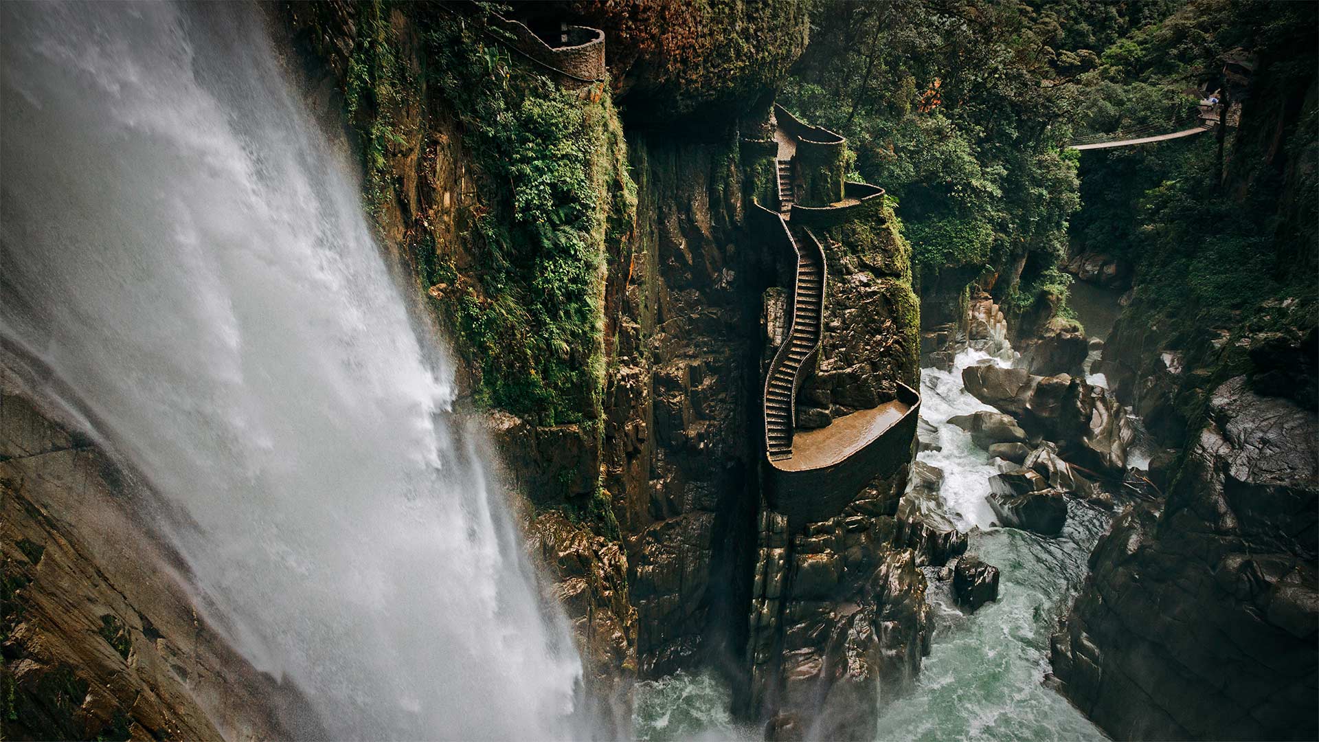 必应壁纸:巴尼奥斯附近的阿格杨瀑布，厄瓜多尔 (© Laura BC/Getty Images)