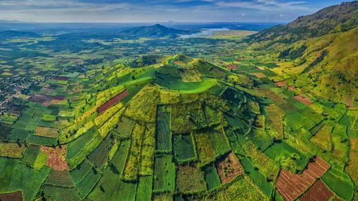 波来古市附近的Chu Dang Ya火山，越南嘉来 (© Quang Ngoc Nguyen/Alamy)_必应壁纸