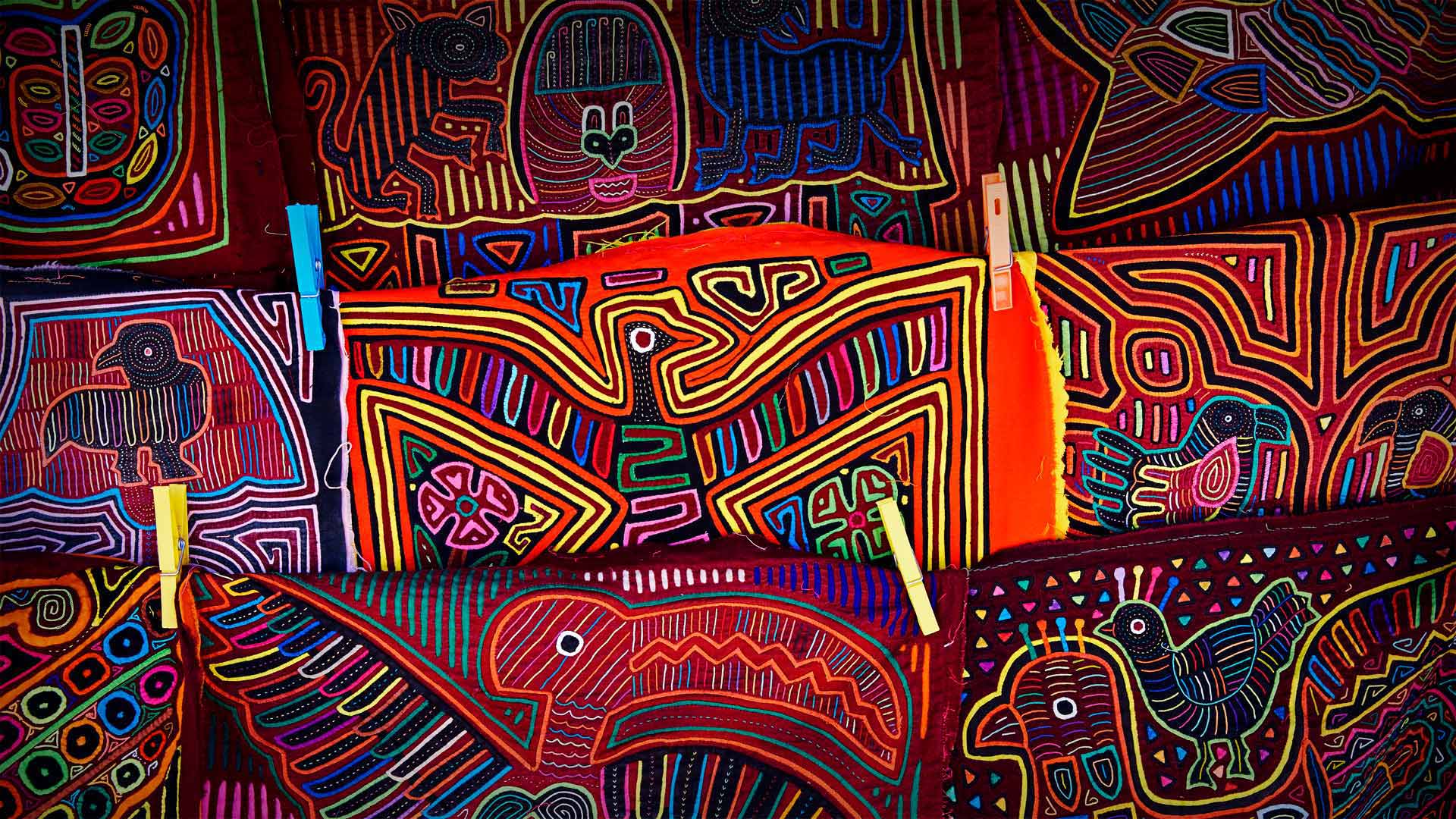 必应壁纸:库纳族人的手工艺品，巴拿马圣布拉斯群岛 (© Lars Schneider/Tandem Stills + Motion)