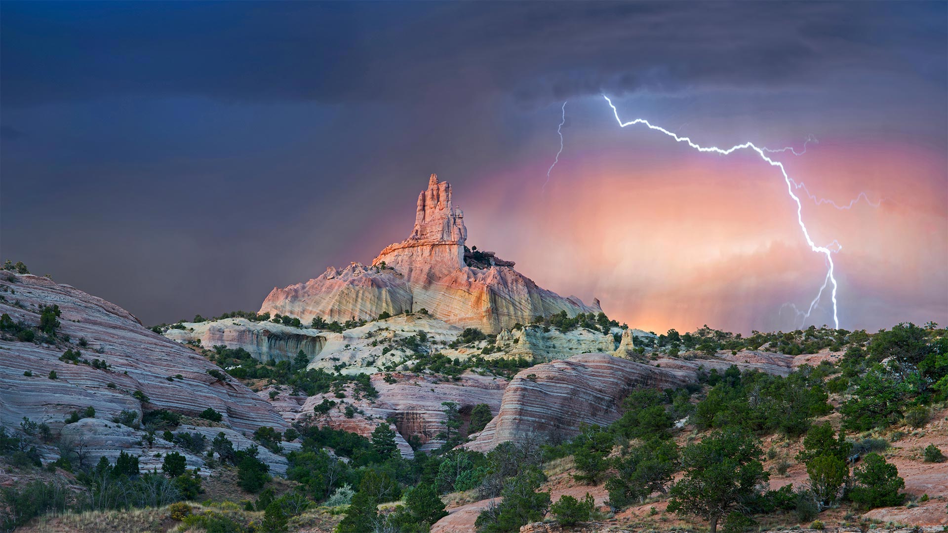 必应壁纸:红石公园教堂岩附近的雷击，新墨西哥州 (© Tim Fitzharris/Minden Pictures)