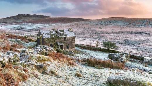 博德明高沼上布朗威利山麓的废弃小屋，英格兰 (© Helen Hotson/Alamy Stock Photo)_必应壁纸