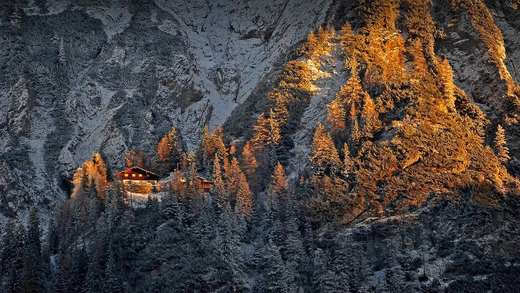 巴伐利亚阿尔卑斯山脉中的米滕瓦尔德小屋，德国 (© Sebastian Frölich/Offset by Shutterstock)_必应壁纸