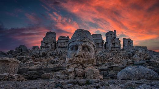 内姆鲁特山上巨大的石灰岩雕像，土耳其阿德亚曼 (© Peerakit JIrachetthakun/Getty Images)_必应壁纸