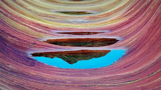 波浪谷中的砂岩层和积水，亚利桑那州朱红悬崖国家纪念碑 (© Dennis Frates/Alamy)_必应壁纸