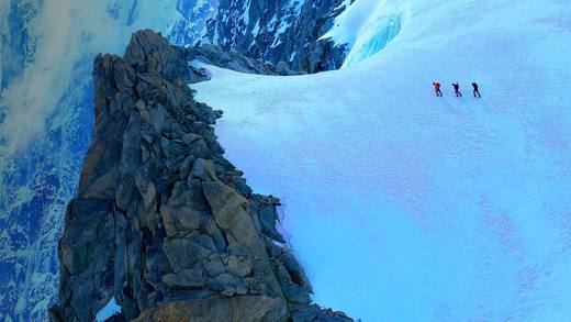 勃朗峰高山冰川上的徒步者，法国夏慕尼 (© agustavop/Getty Images)_必应壁纸