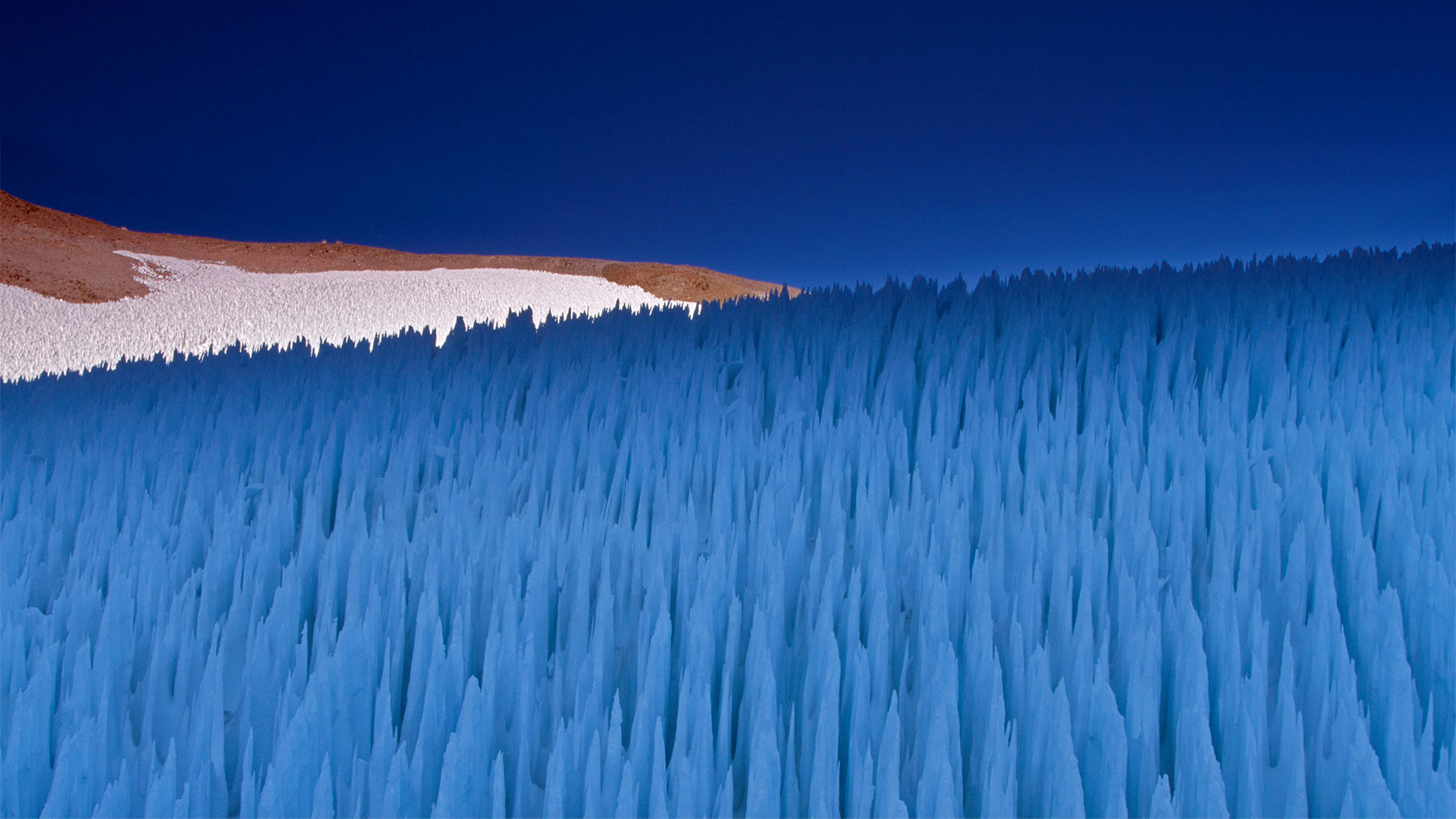必应壁纸:阿瓜内格拉山口上的融凝冰柱，智利科金博 (© Art Wolfe/Danita Delimont)