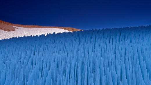 阿瓜内格拉山口上的融凝冰柱，智利科金博 (© Art Wolfe/Danita Delimont)_必应壁纸
