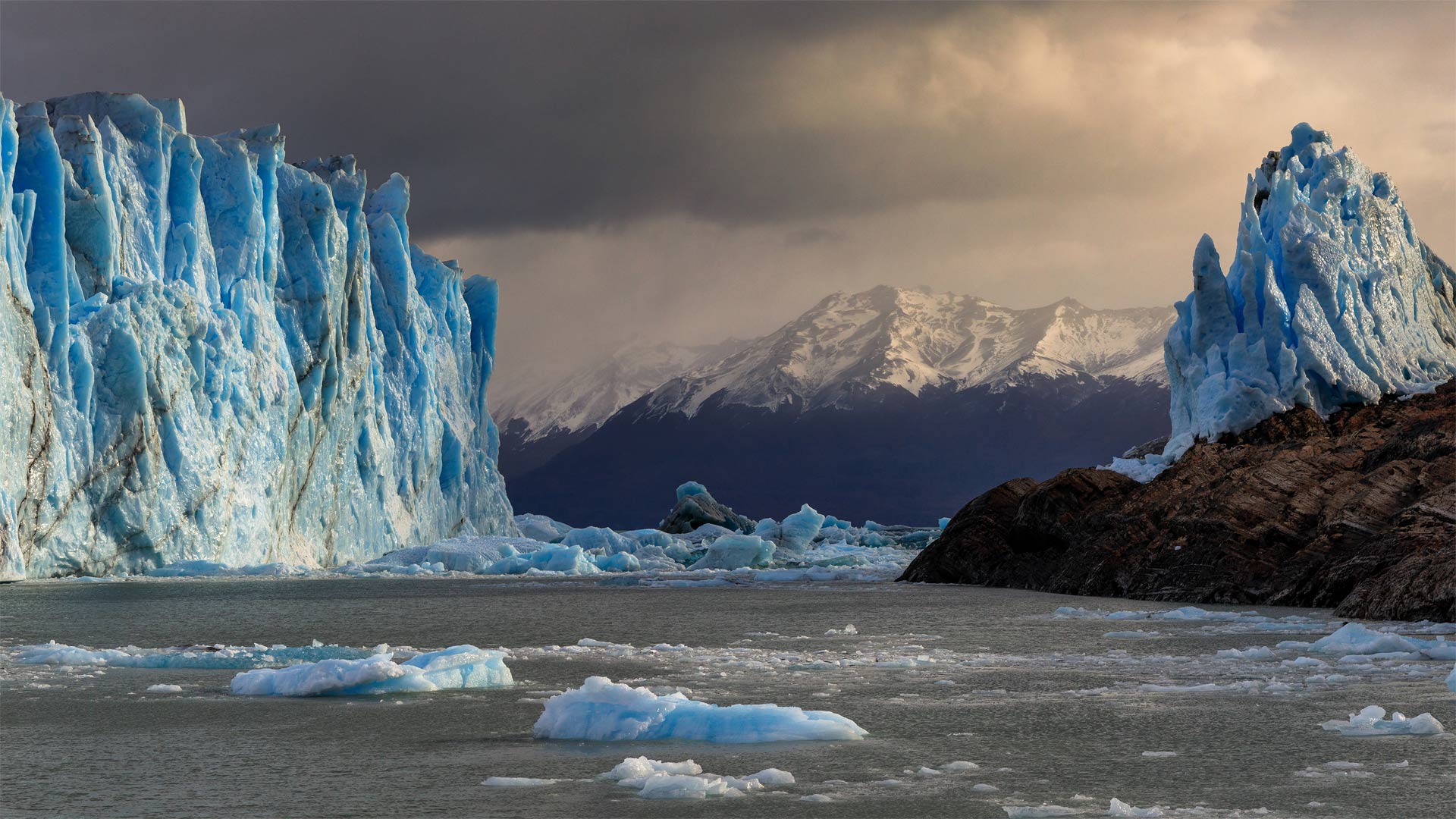 必应壁纸:冰川国家公园中的佩里托莫雷诺冰川，阿根廷 (© Juergen Schonnop/Getty Images)