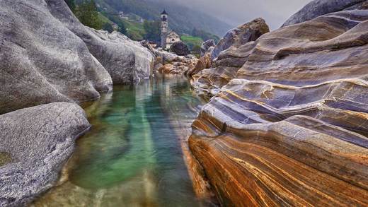 拉韦尔泰佐附近一条河里的石头，瑞士塞斯卡山谷 (© Robert Seitz/Offset by Shutterstock)_必应壁纸