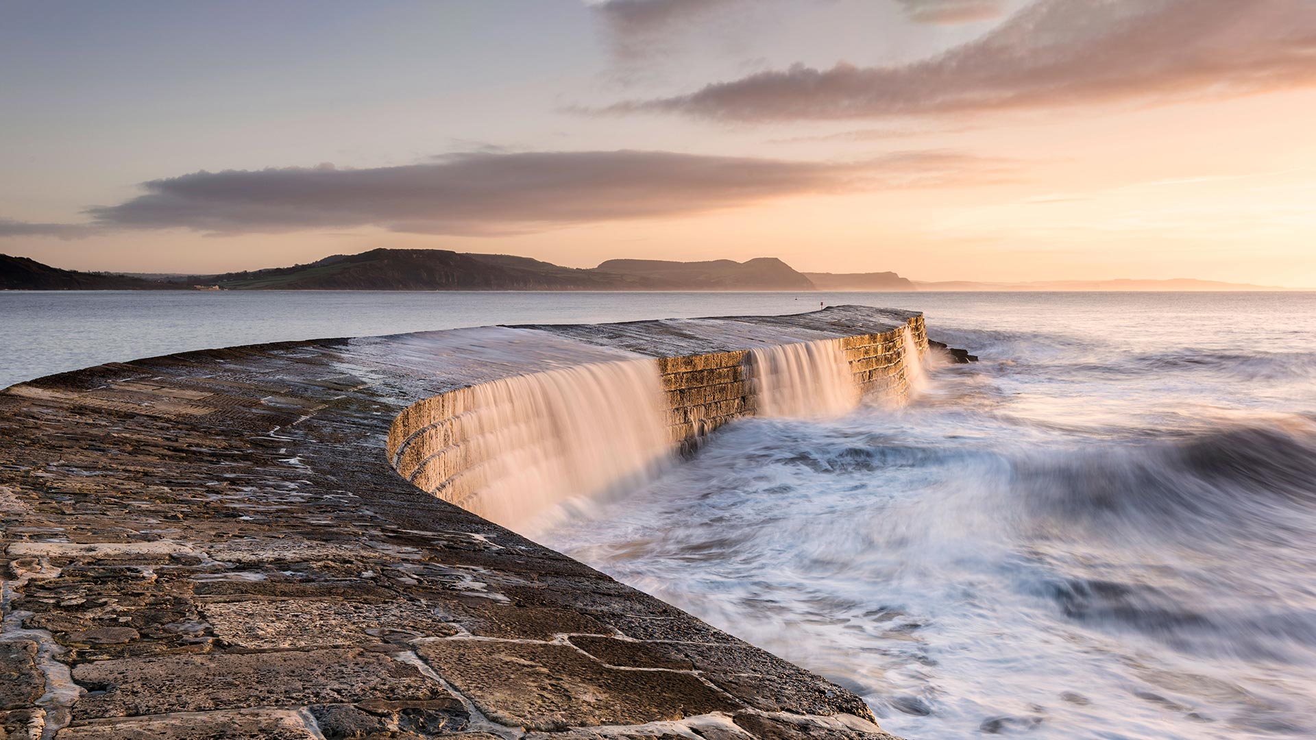 必应壁纸:莱姆里杰斯的Cobb防波堤，英格兰多塞特 (© Ross Hoddinott/Offset by Shutterstock)