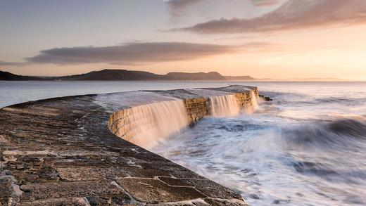 莱姆里杰斯的Cobb防波堤，英格兰多塞特 (© Ross Hoddinott/Offset by Shutterstock)_必应壁纸