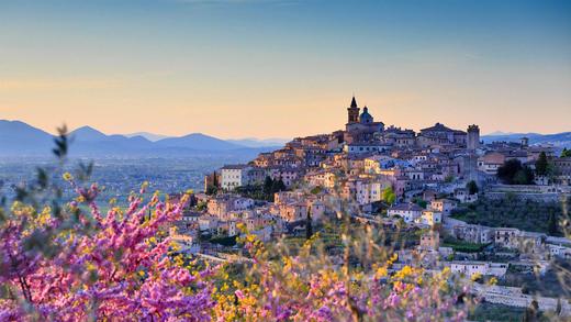 俯瞰着特雷维的扁桃花，意大利佩鲁贾 (© Maurizio Rellini/eStock Photo)_必应壁纸