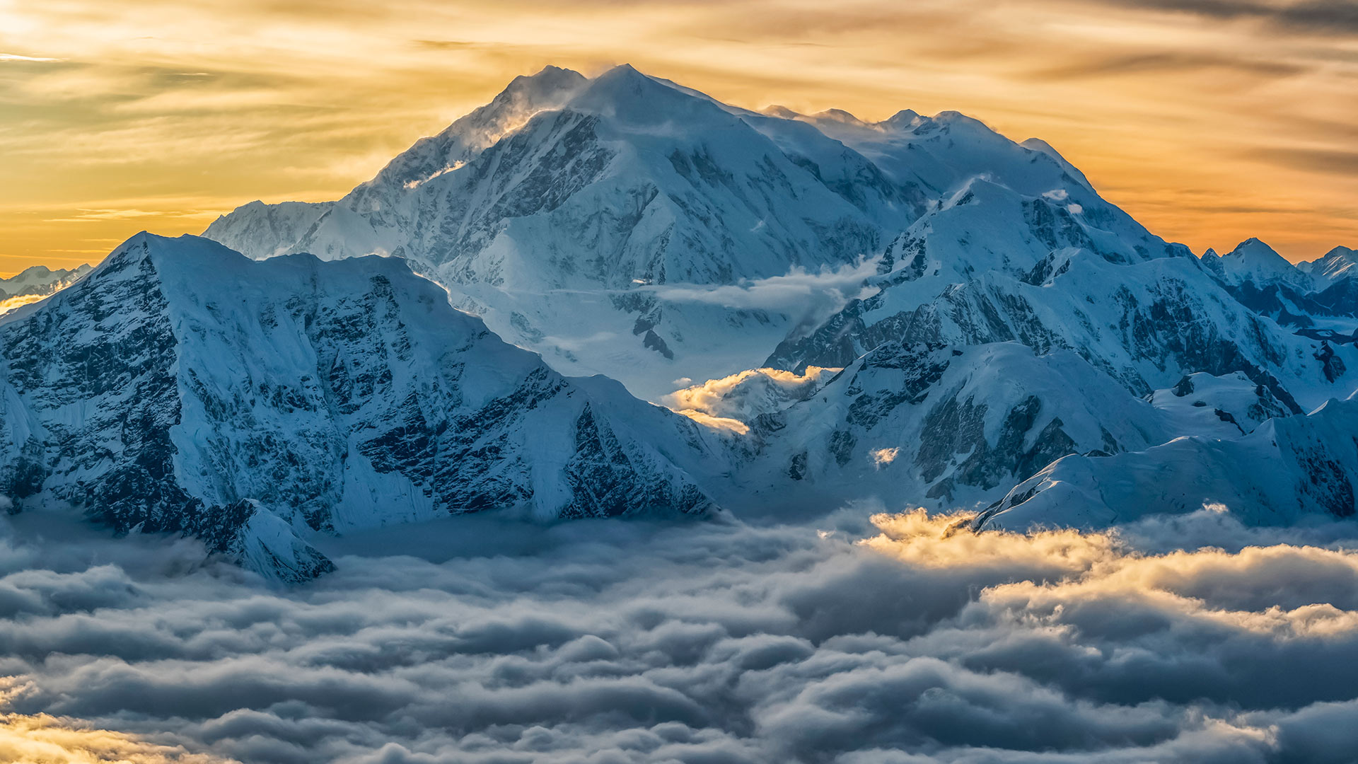 必应壁纸:鸟瞰高耸入云的洛根山，加拿大克鲁瓦尼国家公园 (© plainpicture/Design Pics/Robert Postma)