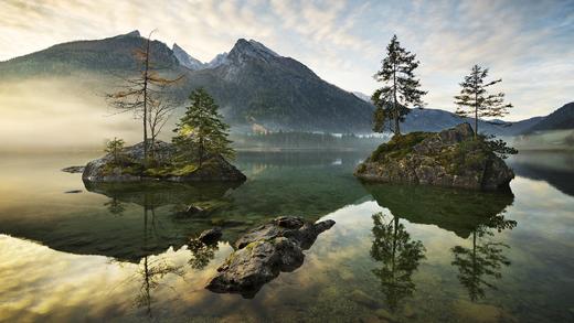 被阿尔卑斯山环抱的辛特湖，德国贝希特斯加登 (© Offset by Shutterstock)_必应壁纸