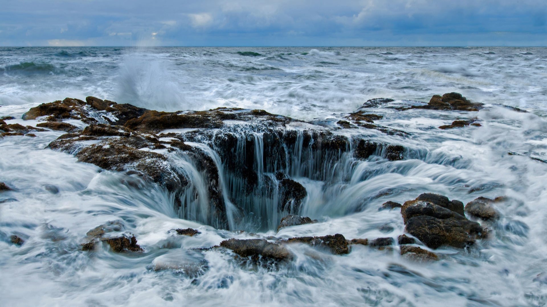 必应壁纸:俄勒冈海岸佩蓓角的雷神之井 (© Cavan Images/Offset by Shutterstock)