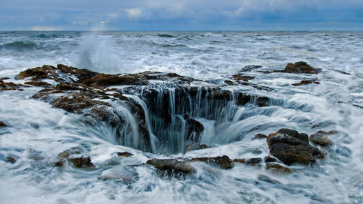 俄勒冈海岸佩蓓角的雷神之井 (© Cavan Images/Offset by Shutterstock)_必应壁纸