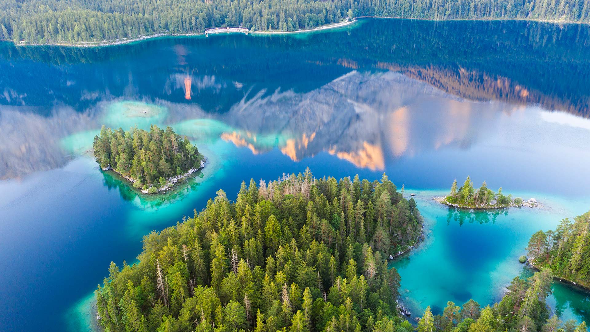 必应壁纸:倒映在艾布湖上的楚格峰，德国巴伐利亚 (© Martin Siepmann/Westend61/Offset by Shutterstock)