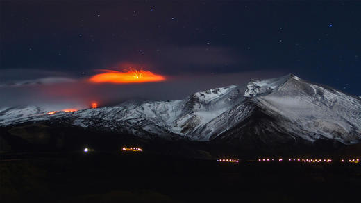 2013年正在喷发的埃特纳火山，意大利西西里岛 (© Wead/Alamy Live News)_必应壁纸