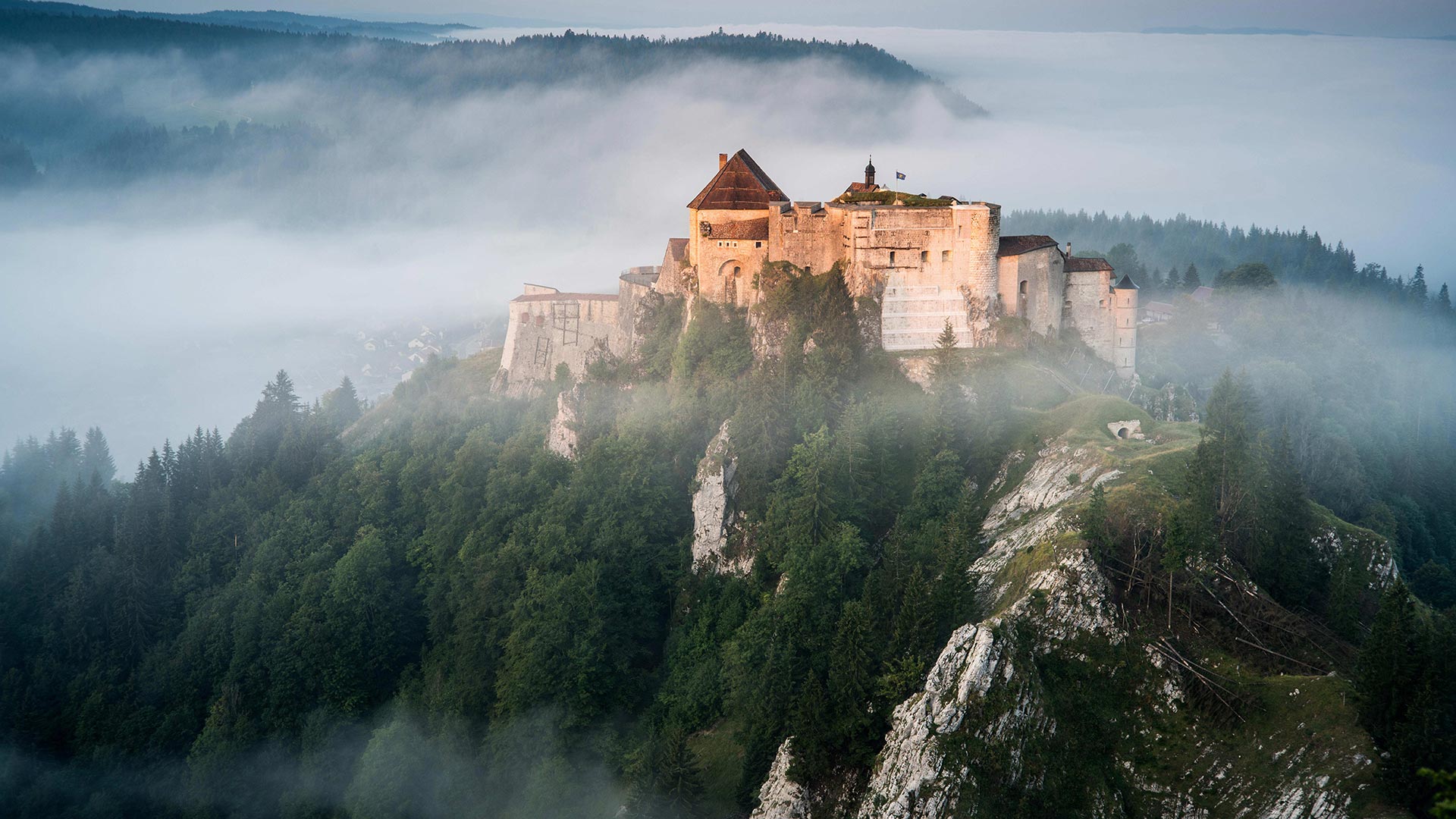 必应壁纸:汝拉山中的Chateau de Joux堡，法国 (© Ivoha/Alamy)