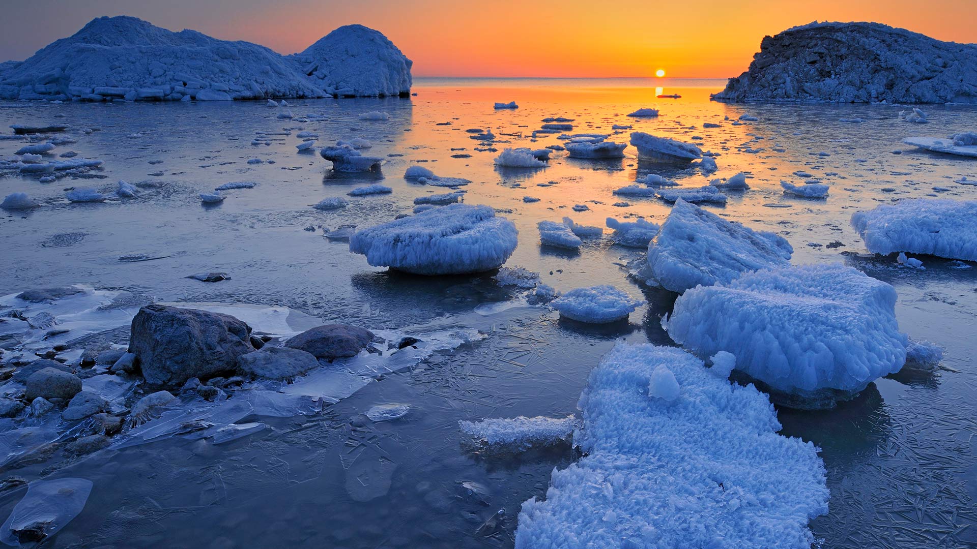 必应壁纸:温尼伯湖沿岸的春日冰雪，曼尼托巴 (© Mike Grandmaison/Jaynes Gallery/DanitaDelimont.com)