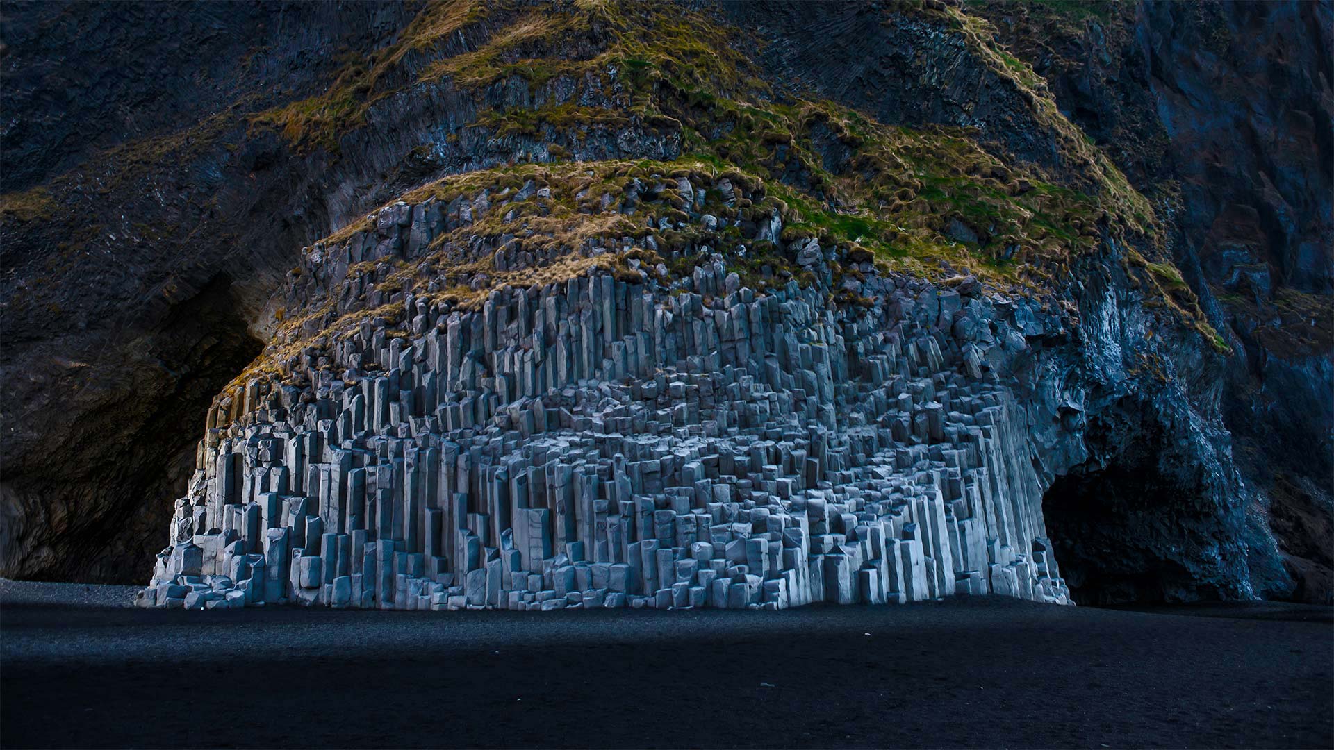 必应壁纸:黑沙滩上Reynisdrangar的玄武岩，冰岛 (© Cavan Images/Getty Images)