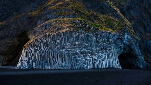 黑沙滩上Reynisdrangar的玄武岩，冰岛 (© Cavan Images/Getty Images)_必应壁纸