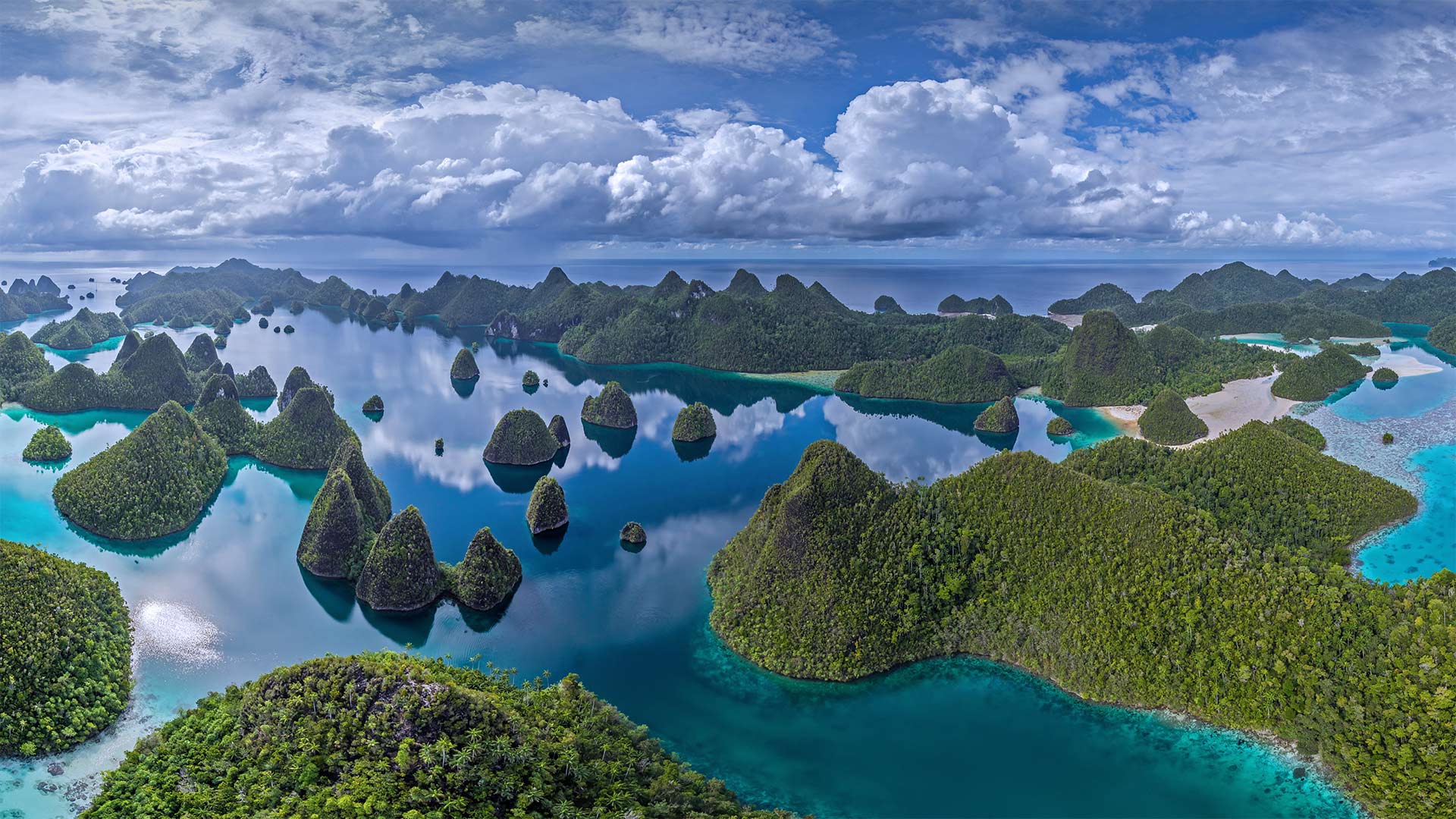 必应壁纸:拉贾安帕特群岛中的瓦亚格岛，印度尼西亚 (© Amazing Aerial Agency/Offset by Shutterstock)