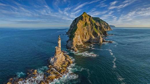 阿尼瓦角的灯塔，俄罗斯萨哈林岛 (© Amazing Aerial Agency/Offset by Shutterstock)_必应壁纸
