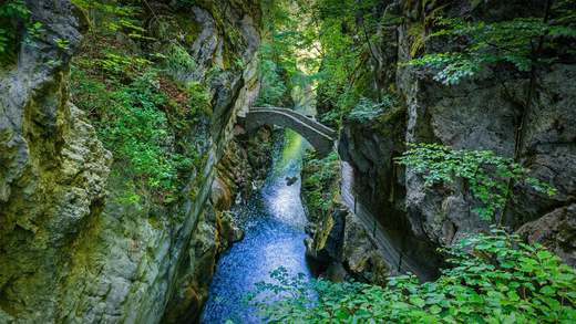 Areuse峡谷的Saut du Brot石桥，瑞士纳沙泰尔 (© Andreas Gerth/eStock Photo)_必应壁纸
