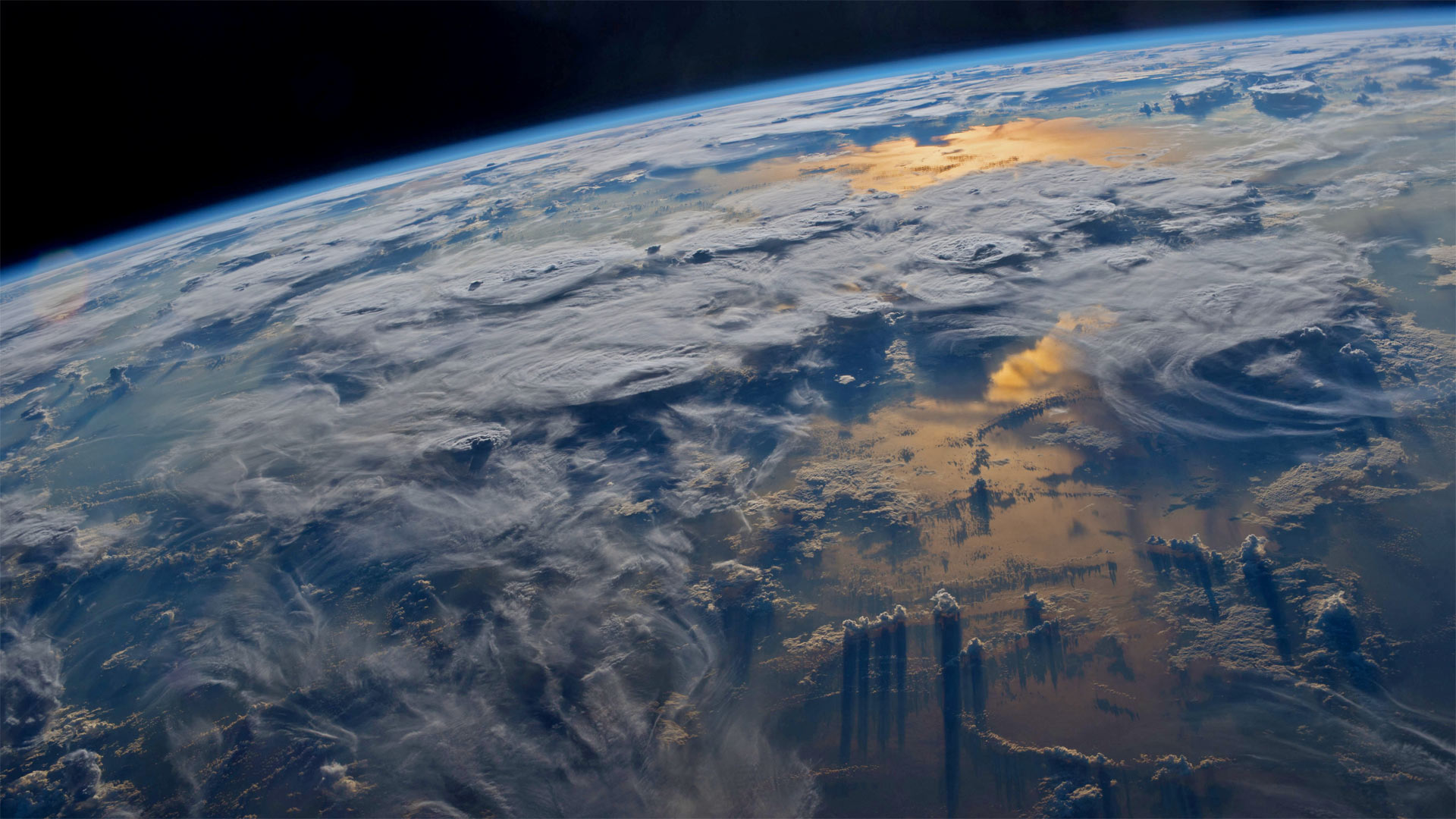 必应壁纸:宇航员杰夫·威廉姆斯在国际空间站拍摄到的地球 (© Jeff Williams/NASA)