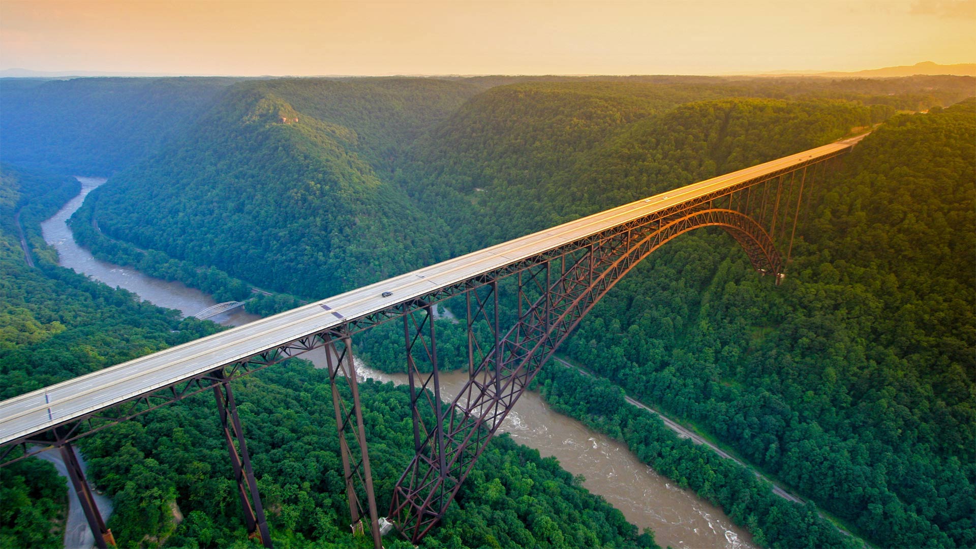 必应壁纸:新河峡国家公园中的新河峡大桥，西弗吉尼亚州 (© Entropy Workshop/iStock/Getty Images Plus)