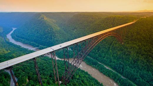 新河峡国家公园中的新河峡大桥，西弗吉尼亚州 (© Entropy Workshop/iStock/Getty Images Plus)_必应壁纸