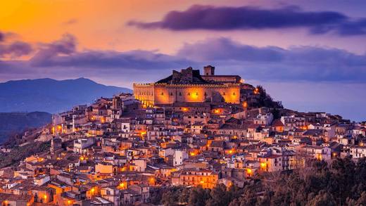 蒙塔尔巴诺埃利科纳，意大利西西里岛 (© Antonino Bartuccio/SOPA Collection/Offset by Shutterstock)_必应壁纸