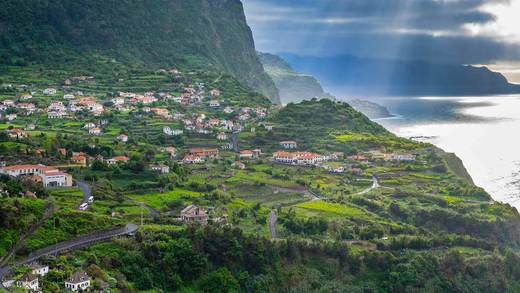 马德拉岛的北海岸，葡萄牙 (© Hemis/Alamy)_必应壁纸