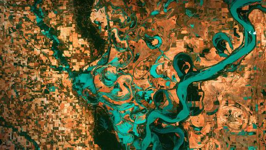 位于阿肯色州和密西西比州交界处的密西西比河 (© NASA)_必应壁纸