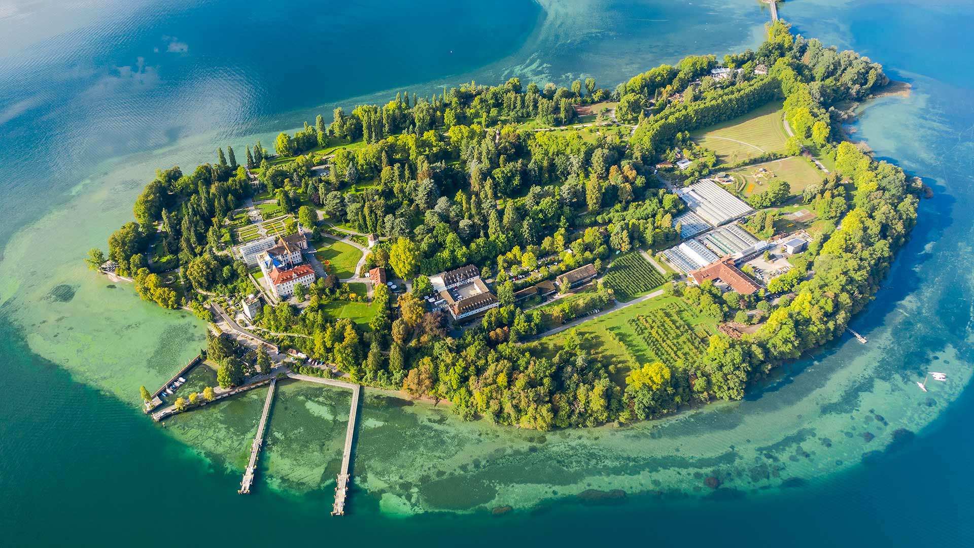 必应壁纸:鸟瞰博登湖上的迈瑙岛，德国 (© Amazing Aerial Agency/Offset by Shutterstock)