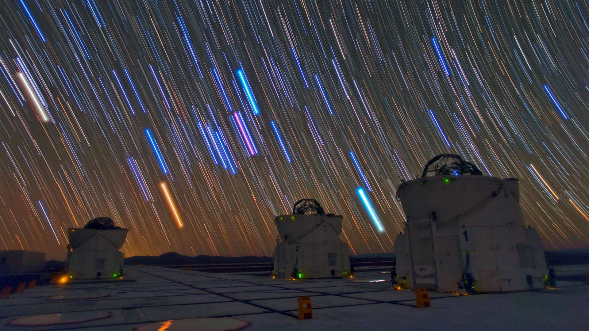 必应壁纸:帕瑞纳天文台的望远镜和星迹，智利阿塔卡马沙漠 (© Matteo Omied/Alamy)