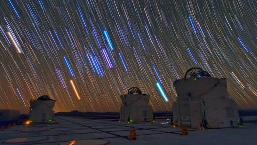 帕瑞纳天文台的望远镜和星迹，智利阿塔卡马沙漠 (© Matteo Omied/Alamy)_必应壁纸