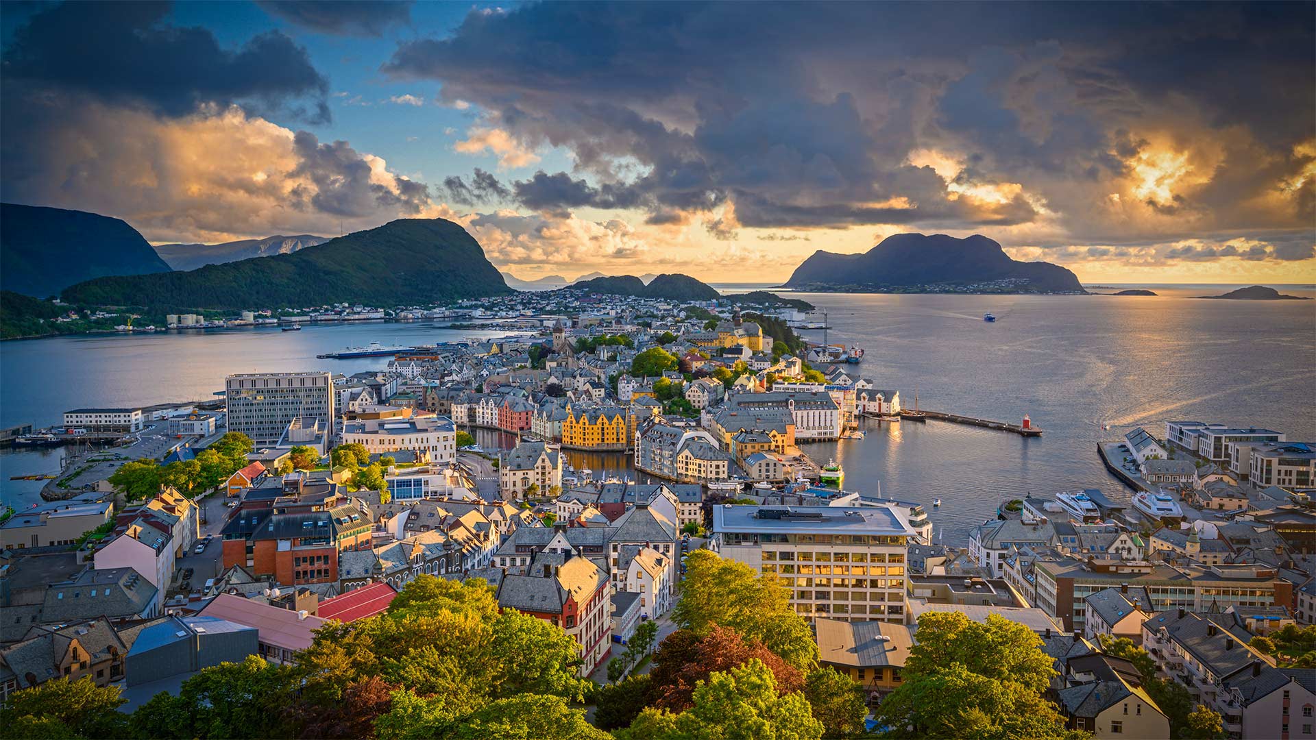 必应壁纸:奥勒松，挪威 (© AWL Images/Offset by Shutterstock)