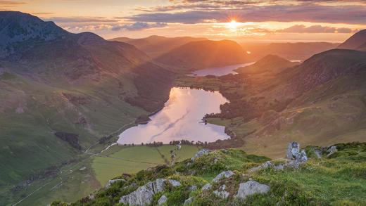 巴特米尔湖上的落日 ，英格兰湖区 (© Stewart Smith/Alamy)_必应壁纸