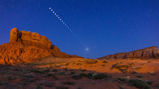 2015年4月4日摄于Tear Drop Arch附近的月全食，犹他州纪念碑谷 (© Alan Dyer/Alamy)_必应壁纸