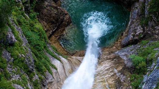 新天鹅堡附近Pöllat峡谷的瀑布，德国巴伐利亚 (© Gary Whitton/Alamy)_必应壁纸