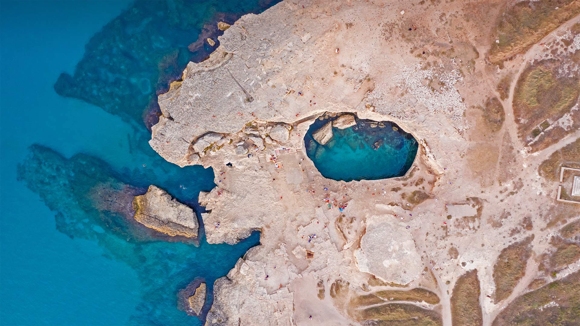 必应壁纸:鸟瞰罗卡附近的Grotta della Poesia，意大利莱切 (© Amazing Aerial Agency/Offset by Shutterstock)